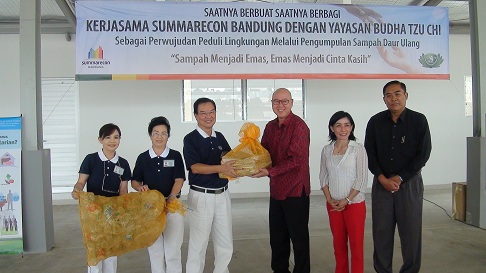 https://images-residence.summarecon.com/images/gallery/article/6999/Daur ulang sampah tzu chi sbd 1.jpg